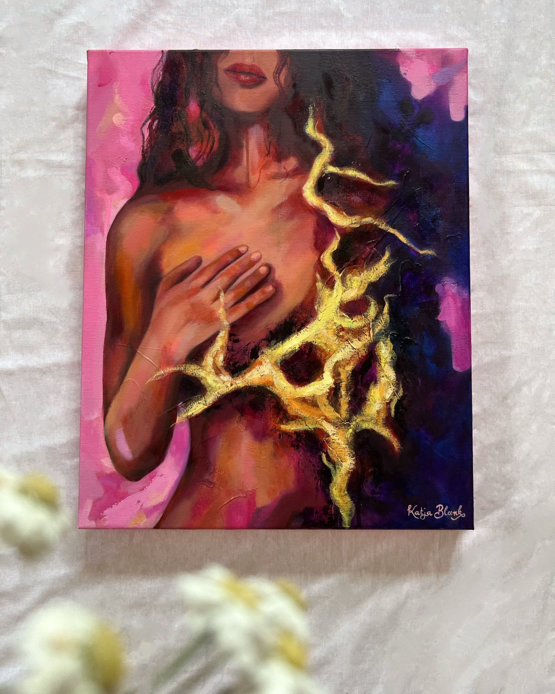 kunstwerk-figurativer-Akt_Frau-mit-Hand-auf-der-Brust_ und_Blitze_innerer_Sturm_rosa_40x50-katja-blank-Gesamtwerk_auf_weissen_Hintergrund