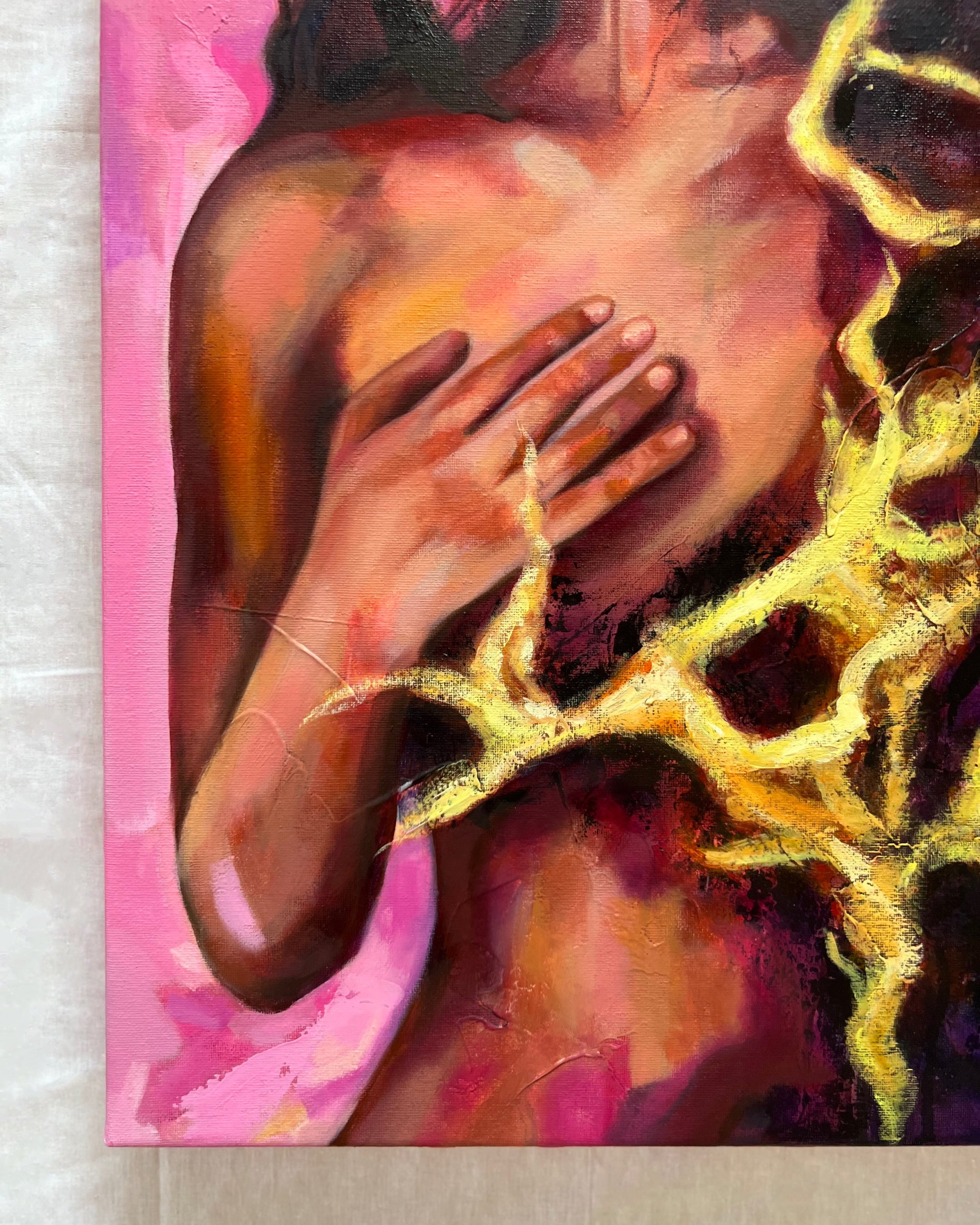 Nahaufnahme von dem Kunstwerk Born from Thunder – Hand auf Herz -  Mixed Media auf Leinwand von Katja Blank auf weißen Hintergrund